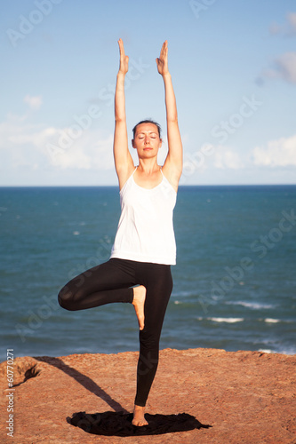 Photo: Yogaübung auf Klippe Yogaübung auf Klippe