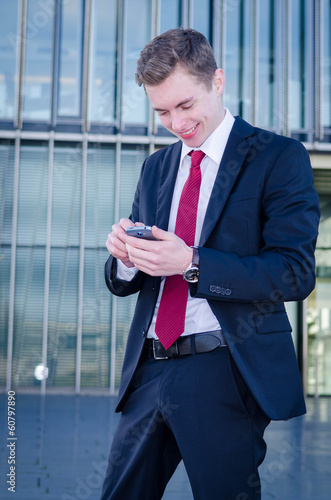 Photo: geschäftsmann bekommt eine nachric ht geschäftsmann bekommt eine nachric ht