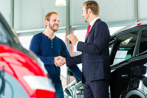 Photo: Verkäufer und Kunde mit Neuwagen von Autohaus Verkäufer und Kunde mit Neuwagen von Autohaus