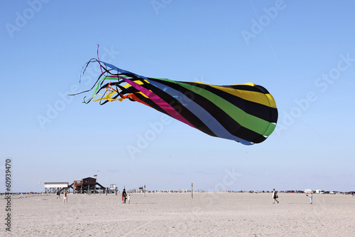 Photo: drachen über dem sandstrand drachen über dem sandstrand
