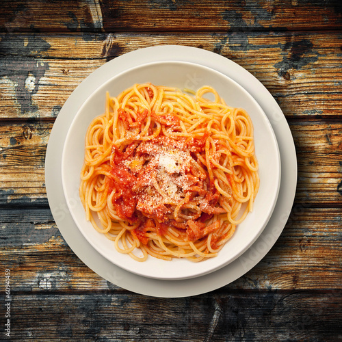 Photo: spaghetti all'amatriciana su fondo legno spaghetti all'amatriciana su fondo legno