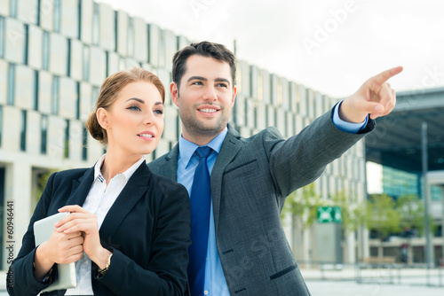 Photo: Büro Angestellte arbeiten unterwegs Büro Angestellte arbeiten unterwegs