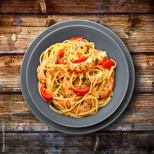 Photo: spaghetti gamberi e pomodorini su legno spaghetti gamberi e pomodorini su legno