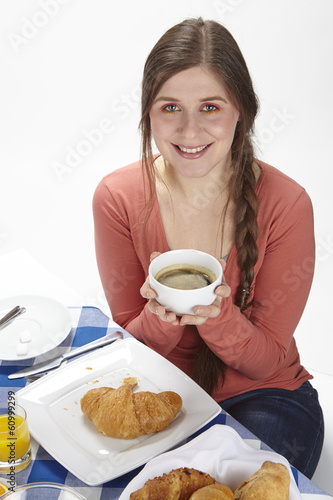 Photo: Junge Frau beim Frühstück - Kaffee trinken Junge Frau beim Frühstück - Kaffee trinken