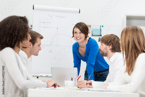 Photo: junges business-team in einer besprechung junges business-team in einer besprechung