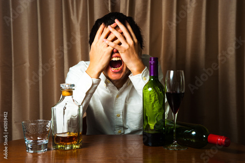 Photo: アルコール中毒で悩む男性 アルコール中毒で悩む男性