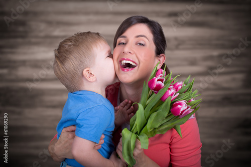Photo: Kind schenkt mama blumen Kind schenkt mama blumen
