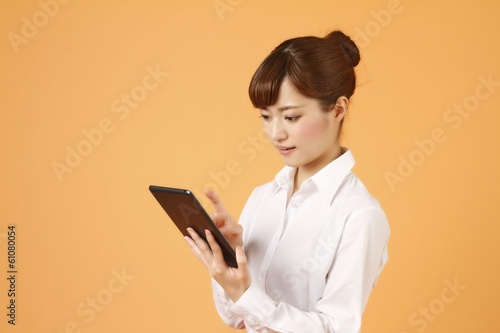Photo: タブレットを使う女性 タブレットを使う女性