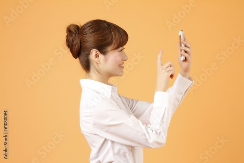 Photo: スマホを使う女性 スマホを使う女性