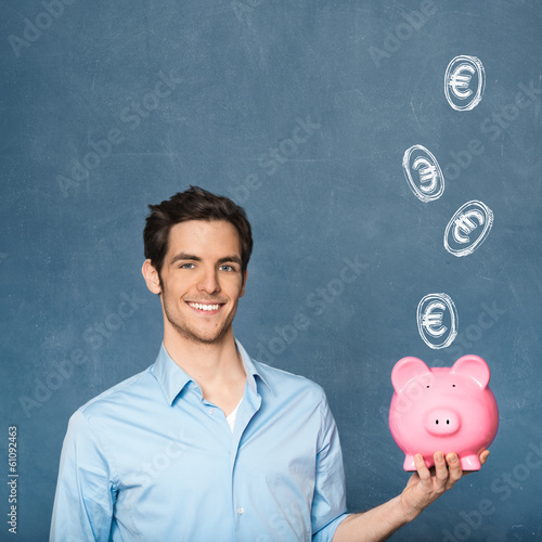 Photo: Mann mit Sparschwein Mann mit Sparschwein