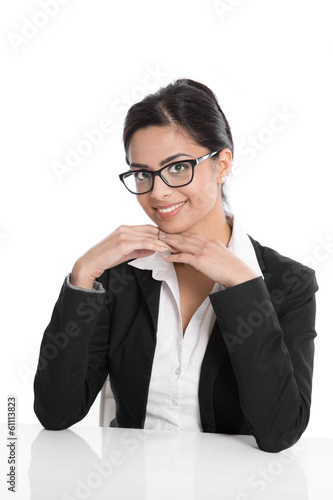 Photo: Indische Business Frau im Portrait isoliert auf Weiß im Büro Indische Business Frau im Portrait isoliert auf Weiß im Büro