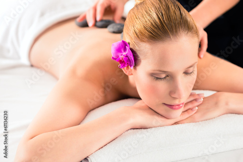Photo: Frau bei Hot Stone Massage im Wellness Spa Frau bei Hot Stone Massage im Wellness Spa