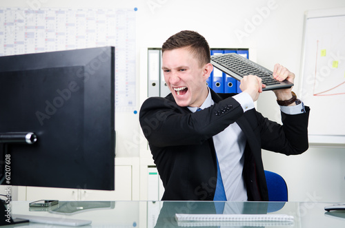 Photo: zorniger geschäftsmann am computer zorniger geschäftsmann am computer
