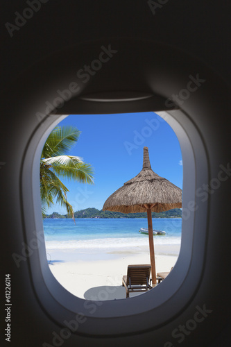 Photo: plage paradisiaque des Seychelles à travers hublot plage paradisiaque des Seychelles à travers hublot