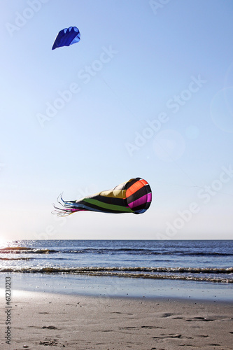 Photo: bunter drachen am strand bunter drachen am strand