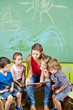 Erzieher und Kinder lesen Buch im Kindergarten Erzieher und Kinder lesen Buch im Kindergarten