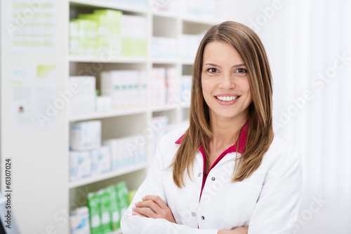 Photo: freundliche apothekerin mit verschränkten armen freundliche apothekerin mit verschränkten armen