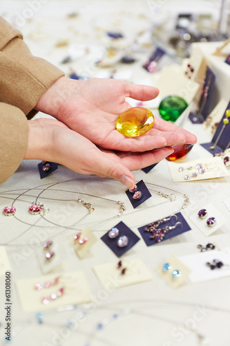 Photo: Hände halten Schmuckstein beim Juwelier Hände halten Schmuckstein beim Juwelier
