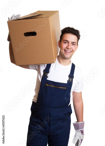 Photo: Lachender Möbelpacker mit Kiste auf der Schulter Lachender Möbelpacker mit Kiste auf der Schulter