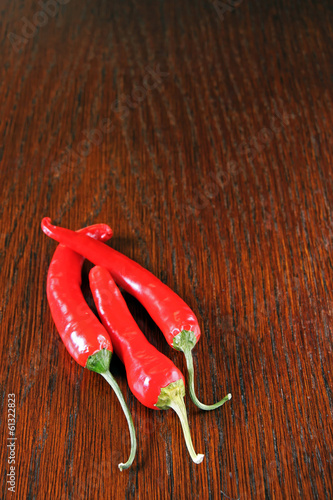 Photo: drei rote chilischoten drei rote chilischoten