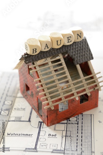 Photo: Rohbau mit Buchstabenwürfel Rohbau mit Buchstabenwürfel