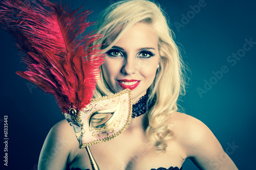 Photo: junge blonde Frau mit venezianischer Maske junge blonde Frau mit venezianischer Maske