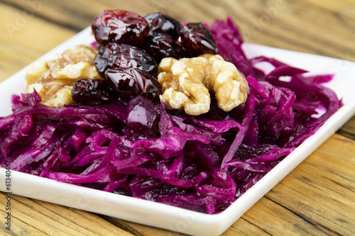 Photo: Salat mit Rotkohl, Cranberries und Walnüssen Salat mit Rotkohl, Cranberries und Walnüssen