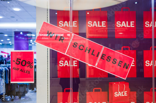 Photo: Schild: "Wir schließen" Schild: "Wir schließen"