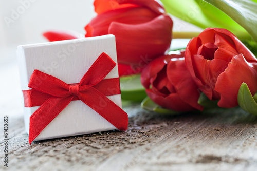 Photo: Geschenk und Tulpen auf Holz Geschenk und Tulpen auf Holz