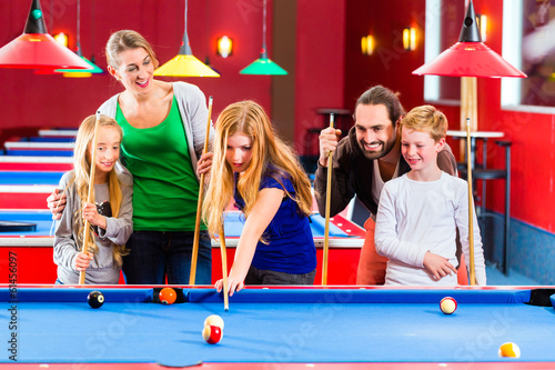 Photo: Familie spielt Poolbillard oder Billard Familie spielt Poolbillard oder Billard