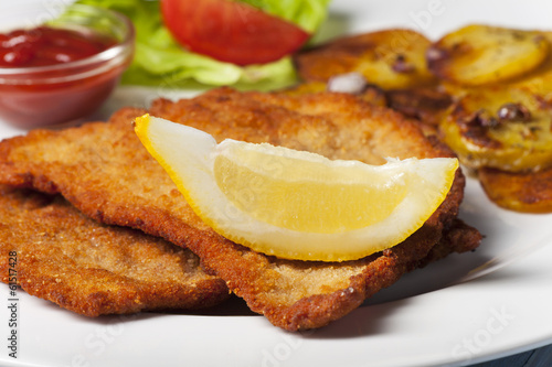 Photo: Wiener Schnitzel mit Bratkartoffeln Wiener Schnitzel mit Bratkartoffeln