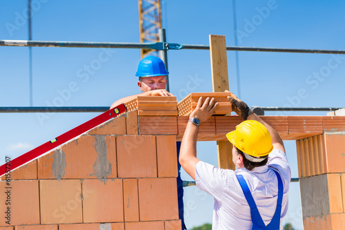Photo: Maurer mauern Wand auf einer Baustelle Maurer mauern Wand auf einer Baustelle
