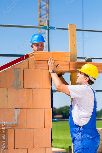 Photo: Maurer mauern Wand auf einer Baustelle Maurer mauern Wand auf einer Baustelle