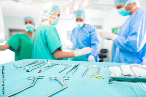 Photo: Chirurgen operieren in OP-Saal an Patienten Chirurgen operieren in OP-Saal an Patienten