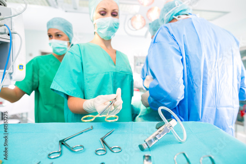 Photo: Chirurgen operieren in OP-Saal an Patienten Chirurgen operieren in OP-Saal an Patienten
