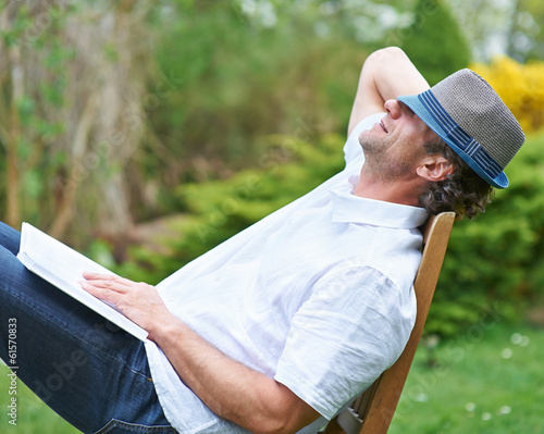 Photo: Mann schläft im Garten im Sommer Mann schläft im Garten im Sommer