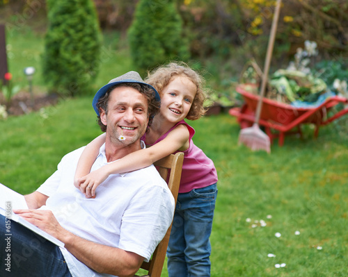Photo: Tochter umarmt Vater im Garten Tochter umarmt Vater im Garten