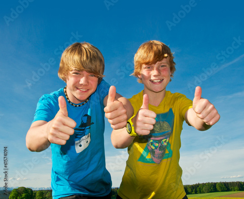 Photo: Zwei Kinder mit Daumen hoch Zwei Kinder mit Daumen hoch