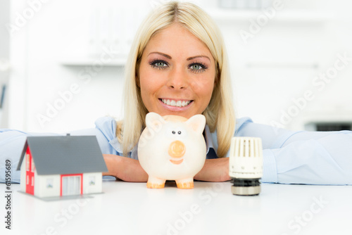 Photo: frau mit sparschwein und haus frau mit sparschwein und haus