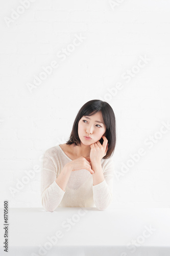 Photo: 考え事をする女性 考え事をする女性
