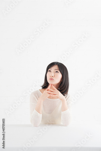 Photo: 考え事をする女性 考え事をする女性