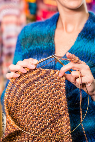 Photo: Junge Frau beim Stricken Junge Frau beim Stricken