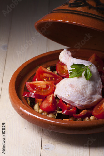 Photo: rohes Huhn in einer Tajine rohes Huhn in einer Tajine