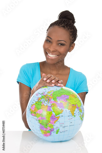 Photo: Lachende afro amerikanische Frau mit Weltkugel isoliert Lachende afro amerikanische Frau mit Weltkugel isoliert