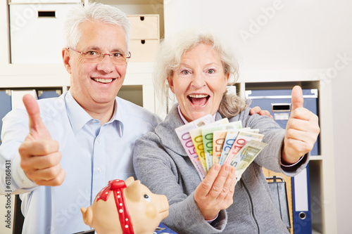 Photo: Senioren mit Geld halten Daumen hoch Senioren mit Geld halten Daumen hoch