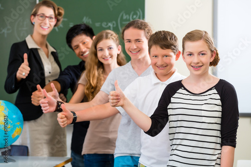 Photo: Lehrer motiviert Schüler einer Klasse in der Schule Lehrer motiviert Schüler einer Klasse in der Schule