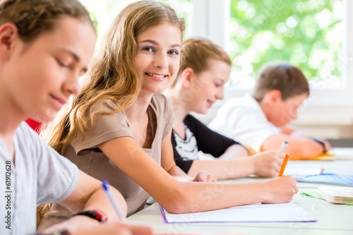 Photo: Schüler schreiben Klassenarbeit in Schule Schüler schreiben Klassenarbeit in Schule