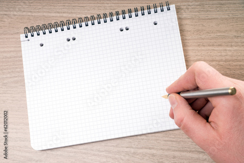 Photo: leerer Schreibblock mit Hand und Stift leerer Schreibblock mit Hand und Stift