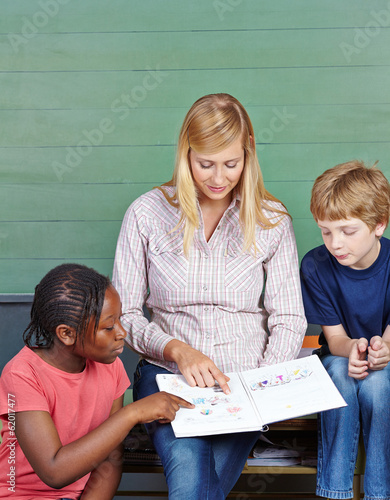 Photo: Grundschüler mit Lehrerin im Unterricht Grundschüler mit Lehrerin im Unterricht
