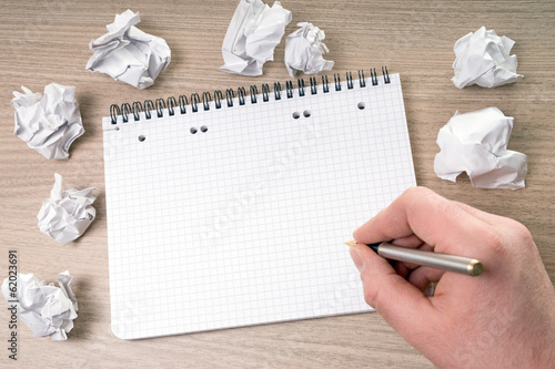 Photo: leerer Schreibblock mit Hand und Stift leerer Schreibblock mit Hand und Stift